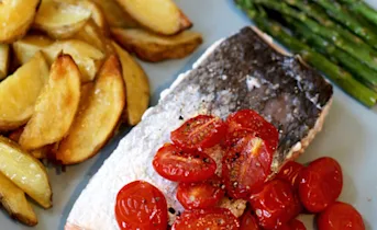 Zalm met geroosterde aardappels en groenten uit de oven