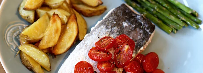 Zalm met geroosterde aardappels en groenten uit de oven