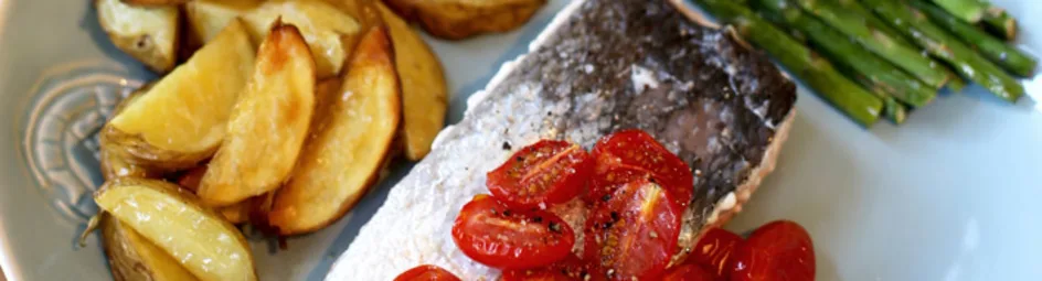 Zalm met geroosterde aardappels en groenten uit de oven