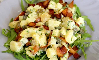 Aardappelsalade met rucola en katenspek