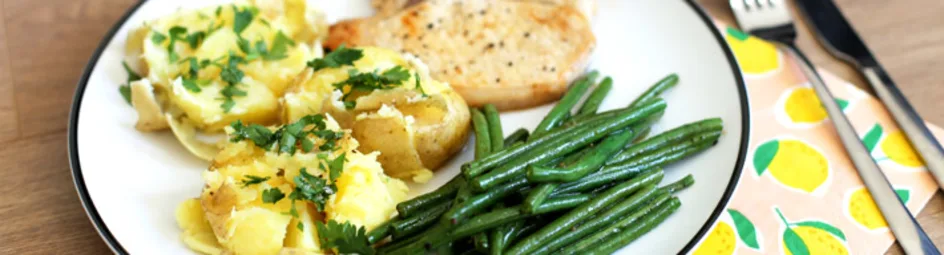 Geprakte aardappel met karbonaadjes en haricot verts