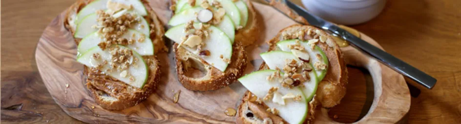 Toast met pindakaas, appel & cruesli
