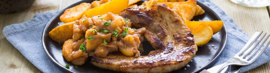 Speklapjes met gebakken aardappeltjes en appelcompote