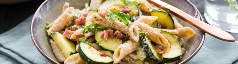 Magere penne carbonara met yoghurt, spek en courgette
