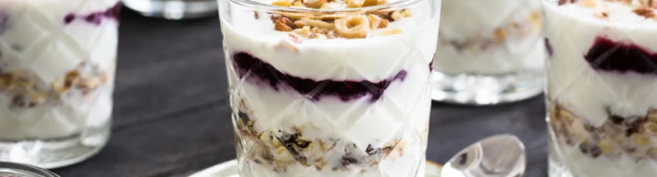 Feestelijke ontbijttrifle met jam, noten, muesli en yoghurt