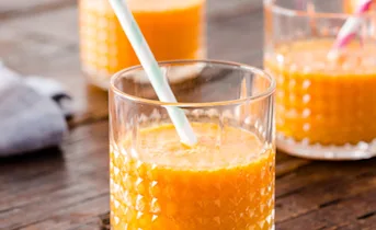Orange powersmoothie (met mandarijn, wortel en gember)