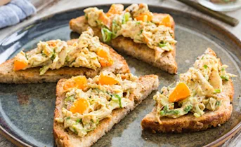 Gerookte kipsalade met mandarijn en walnoten