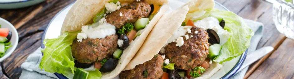 Gyrosbroodjes met frisse salade, yoghurtdressing en feta