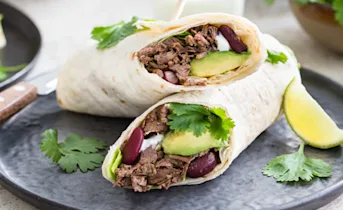 Pulled beef wraps met avocado, koriander en zure room