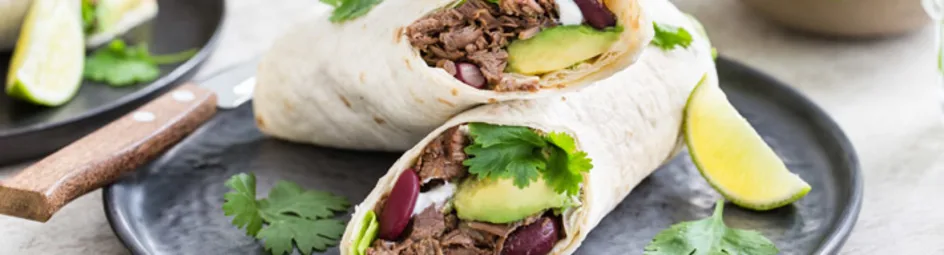Pulled beef wraps met avocado, koriander en zure room