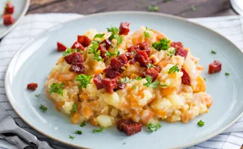 Spaanse hutspot met chorizo, paprikapoeder en peterselie