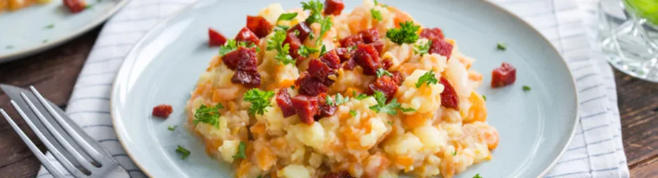 Spaanse hutspot met chorizo, paprikapoeder en peterselie