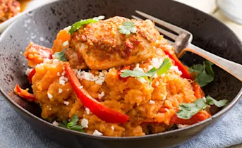 Zoete-aardappelstamppot met feta, koriander en kip piripiri