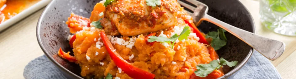 Zoete-aardappelstamppot met feta, koriander en kip piripiri