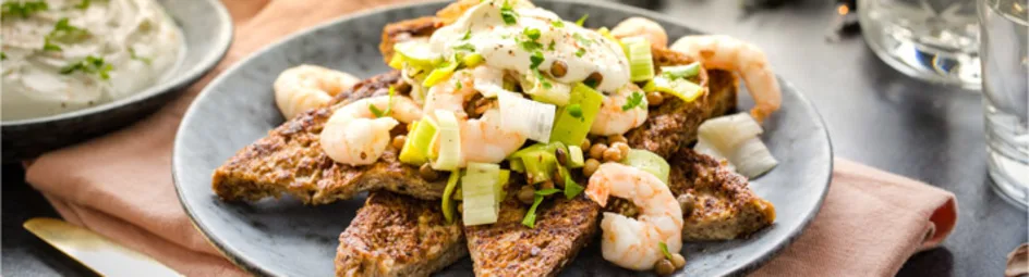 Hartige wentelteefjes met linzen-wokgarnalensalade