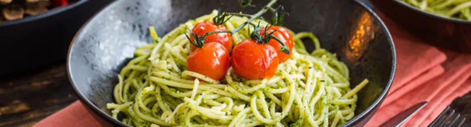 Spaghetti met groene pesto en tomaatjes uit de oven