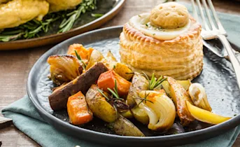 Gebraden kip met (zoete) aardappel en jus in pasteitjes