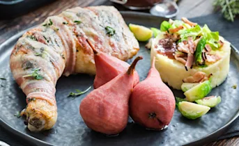 Kippenpoten met jeneverbessaus, stoofperen en spruitjes