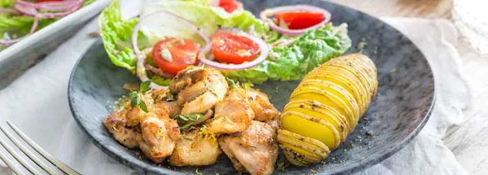 Gemarineerde kippendijen met hasselback aardappel