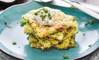 Courgettekoekjes met muntyoghurt