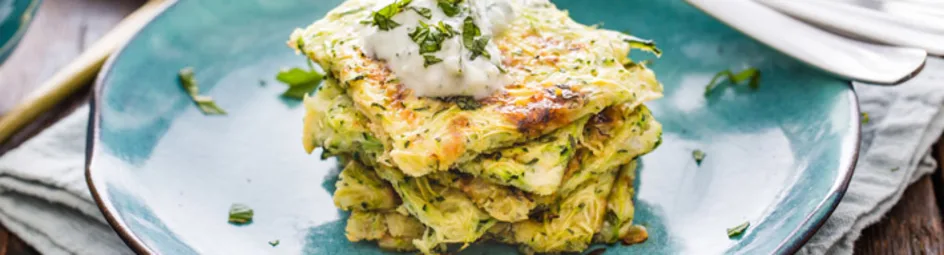 Courgettekoekjes met muntyoghurt