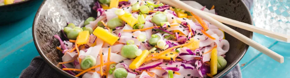 Rijstnoedels met rode kool, wortel, tuinbonen en mango