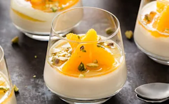 Melkpudding met gekonfijte mineola, pistache en vanille