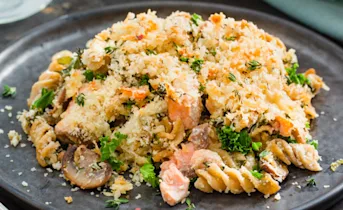 Romige boerenkoolpasta uit de oven met zalm