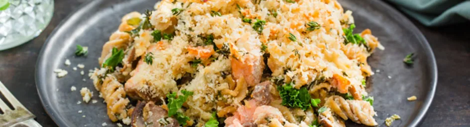 Romige boerenkoolpasta uit de oven met zalm