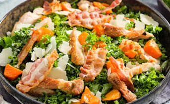 Caesarsalade met boerenkool, pompoen en gegrilde kip
