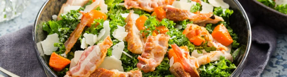 Caesarsalade met boerenkool, pompoen en gegrilde kip