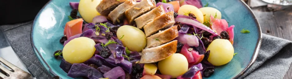 Winters pannetje met rode kool, krieltjes en saucijsjes