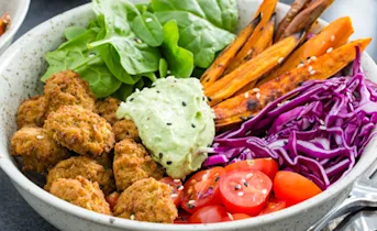 Falafelbowl met zoete aardappel, rode kool en dressing