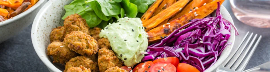 Falafelbowl met zoete aardappel, rode kool en dressing
