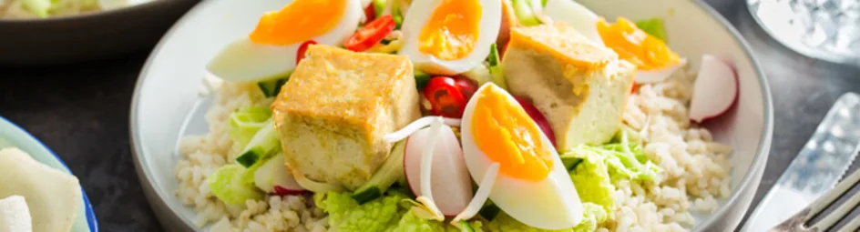 Gado gado met zelfgemaakte pindasaus en rijst