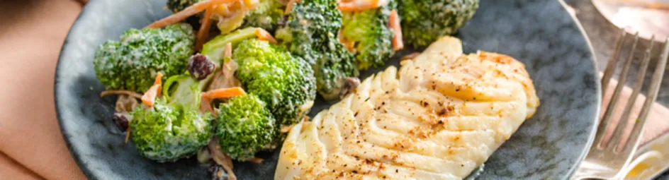 Lunchsalade met broccoli, paprika, kabeljauw en rozijntjes