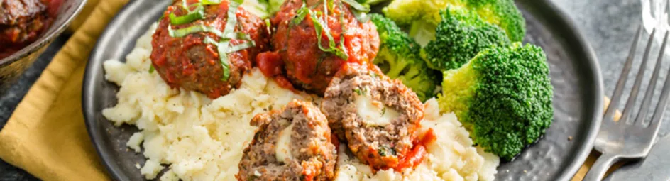 Aardappelpuree met broccoli en gehaktballen in saus