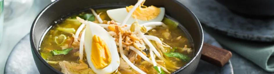 Snelle Surinaamse saotosoep met kip, taugé en een eitje