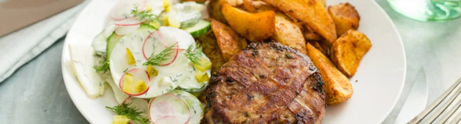 Houthakkersburger met spek, gekruide aardappelwedges en venkelslaw