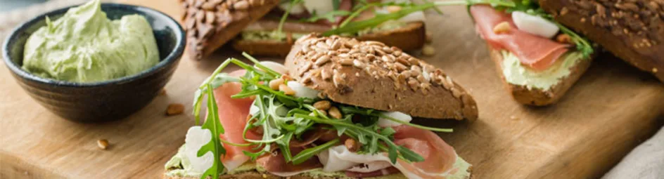 Broodje pesto, pijnboompitten en parmaham