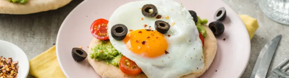 Ontbijtpizza met avocado en spiegelei