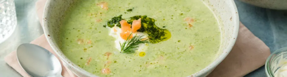 Broccolisoep met zalm, roomkaas en dillesalsa
