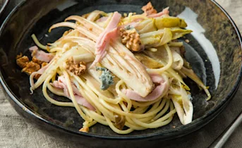 Witlofpasta met blauwe kaas en walnoten