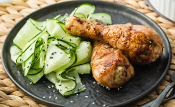 Aziatische salade van komkommer, wortel & kippenpoten