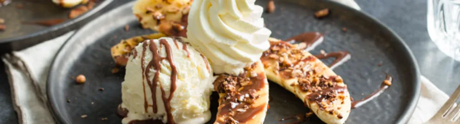 Bananensplit met choco-hazelnootsaus, granola en ijs