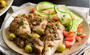 Marokkaanse kiptajine met komkommersalade