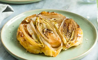 Mini witlof tarte tatins met ansjovis en balsamico azijn