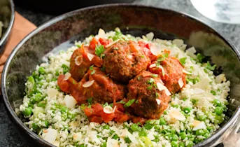 Bloemkoolcouscous met erwten en pittige gehaktballen