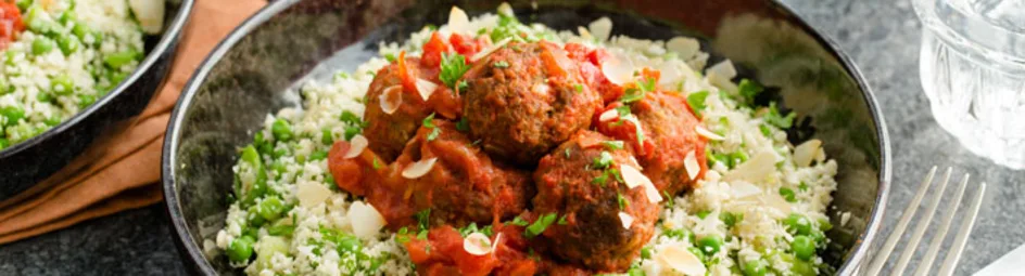 Bloemkoolcouscous met erwten en pittige gehaktballen