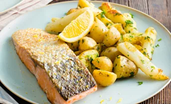 Ovenpakketjes met witte asperges, zalm en krieltjes